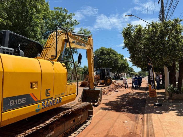 SANEAR já atua em rompimento de adutora; ônibus é retirado do local