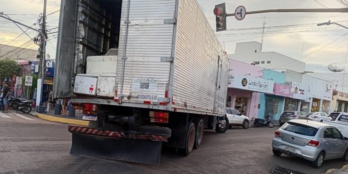 Semob reforça proibição da circulação de caminhões em vias do centro de Rondonópolis