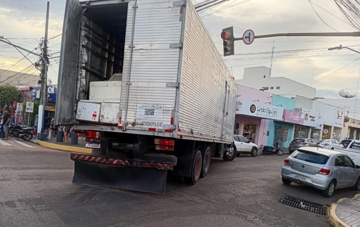 Semob reforça proibição da circulação de caminhões em vias do centro de Rondonópolis