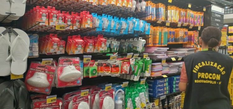 Supermercado do Centro é flagrado vendendo alimentos vencidos e impróprios em Rondonópolis