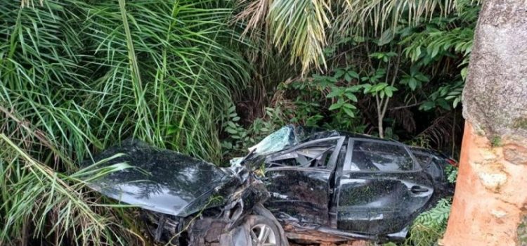 Veículo capota, colide em árvore e duas pessoas morrem na região da Serra de São Vicente