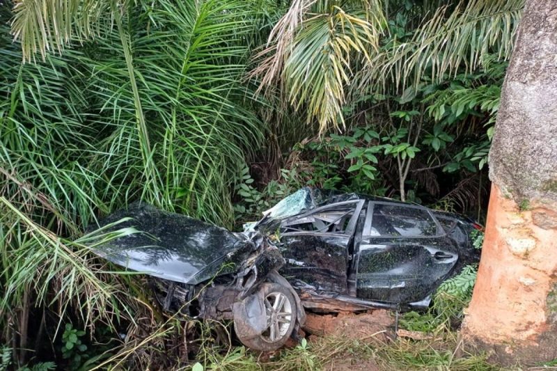 Veículo capota, colide em árvore e duas pessoas morrem na região da Serra de São Vicente