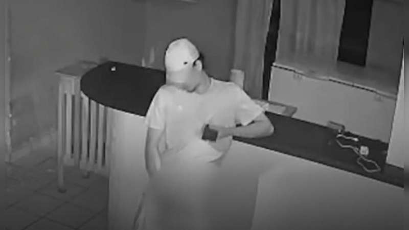 Vídeo flagra jovem ‘sedento’ em ato íntimo e furto em casa noturna; assista