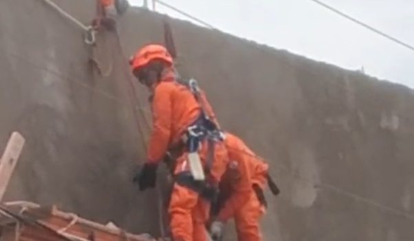 Vídeo mostra Bombeiros na retirada do corpo de trabalhador morto eletrocutado em Rondonópolis