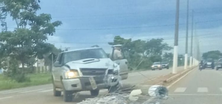 Vídeo: motorista foge após S10 destruir poste na Avenida dos Estudantes em Rondonópolis
