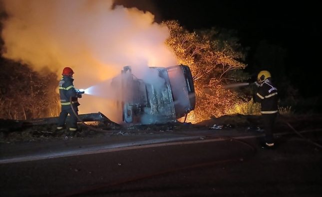 Vítima morre carbonizada após carreta ser consumida pelas chamas na MT-130