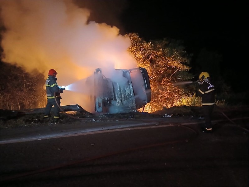 Vítima morre carbonizada após carreta ser consumida pelas chamas na MT-130