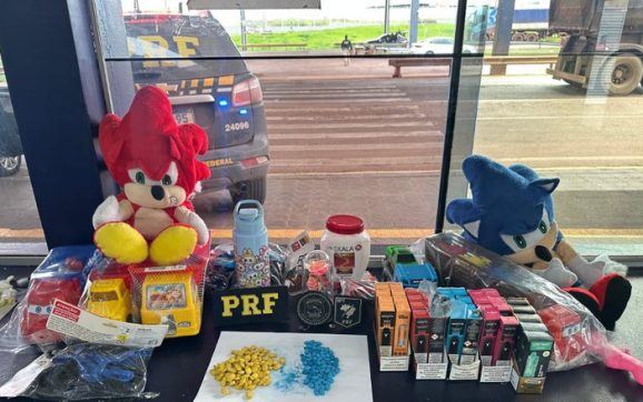 Adolescente é flagrado com mais de 600 comprimidos de ecstasy dentro de ursos de pelúcia em Rondonópolis; vídeo