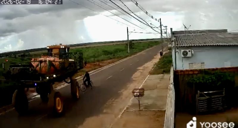 Adolescente tenta passar embaixo de máquina agrícola e morre esmagado em MT; assista ao acidente