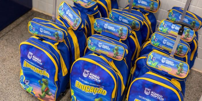 Alunos da rede municipal recebem kits escolares completos de materiais, livros e uniformes