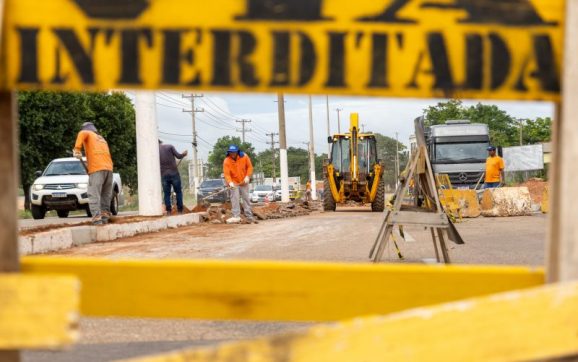 Avenida dos Estudantes está fechada para recuperação do pavimento; previsão de conclusão é de 7 dias