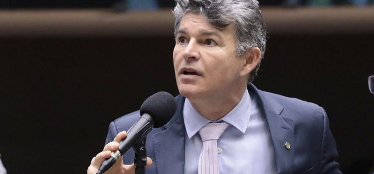 Base governista age para enterrar CPMI do Banco Master, denuncia José Medeiros