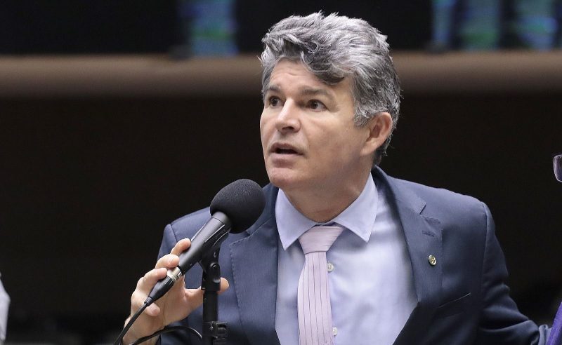 Base governista age para enterrar CPMI do Banco Master, denuncia José Medeiros