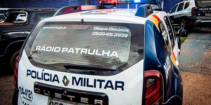 Bêbado deixa esposa e filhas em pânico ao destruir casa mas fica manso ao ver a PM em Rondonópolis