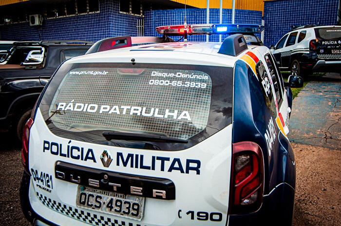 Bêbado deixa esposa e filhas em pânico ao destruir casa mas fica manso ao ver a PM em Rondonópolis