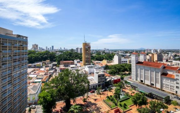 Câmara de Cuiabá aprova auxílio inédito no país que garante renda integral a servidoras na licença-maternidade