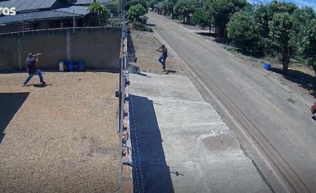 Câmera de segurança registra momento em que faccionado executa homem no quintal de casa em MT