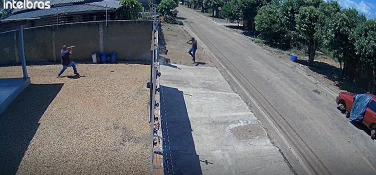 Câmera de segurança registra momento em que faccionado executa homem no quintal de casa em MT