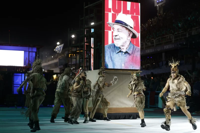 Desfile em homenagem a Lula faz TV Globo perder audiência