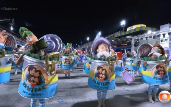 Escola que homenageia Lula tem evangélicos em lata de conserva