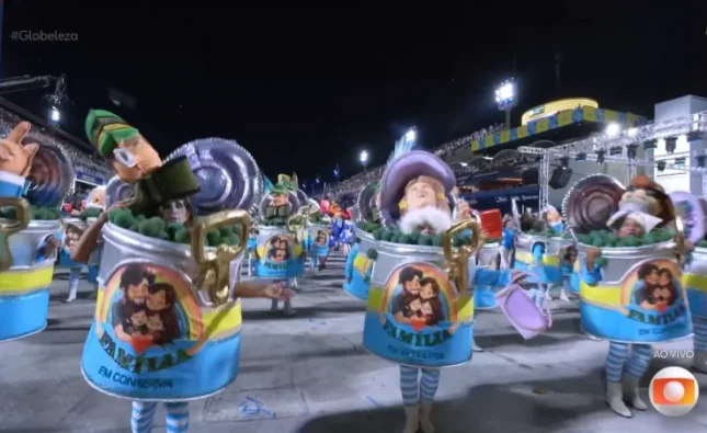 Escola que homenageia Lula tem evangélicos em lata de conserva