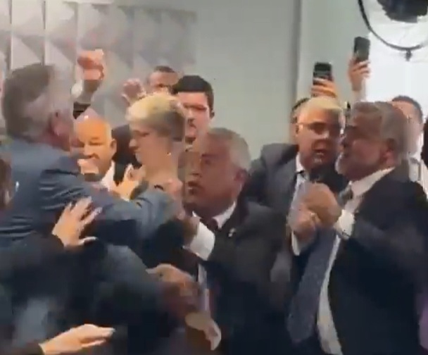 Esquerda parte pra briga após CPMI do INSS aprovar quebra de sigilo bancário de Lulinha
