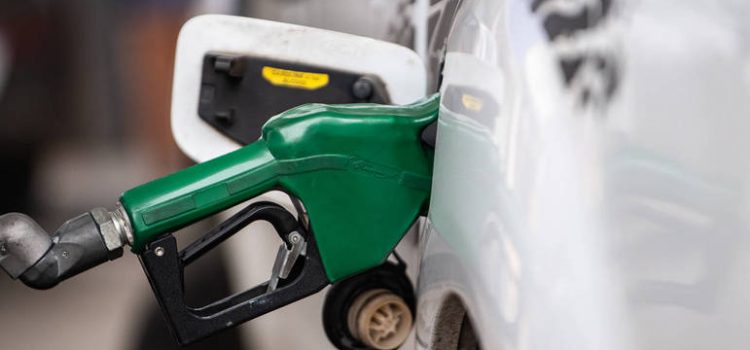 Gasolina sobe 37% nos postos apesar de queda de 16% nas refinarias