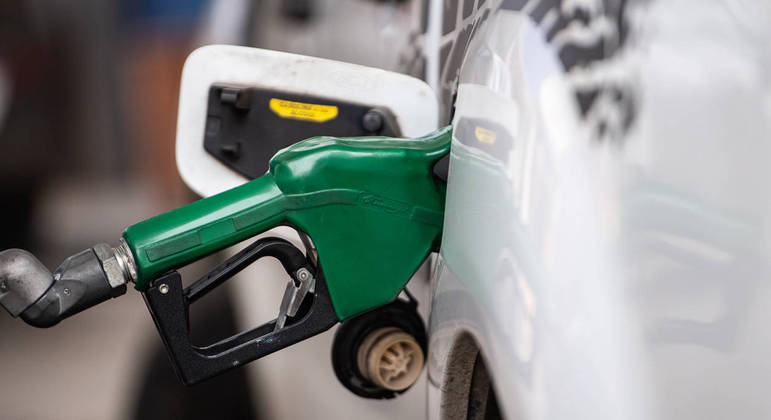 Gasolina sobe 37% nos postos apesar de queda de 16% nas refinarias