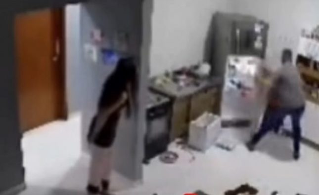 Homem brocha com ‘gata do job’, exige dinheiro de volta e faz quebra-quebra em MT; assista