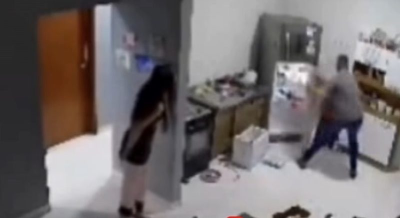Homem brocha com ‘gata do job’, exige dinheiro de volta e faz quebra-quebra em MT; assista