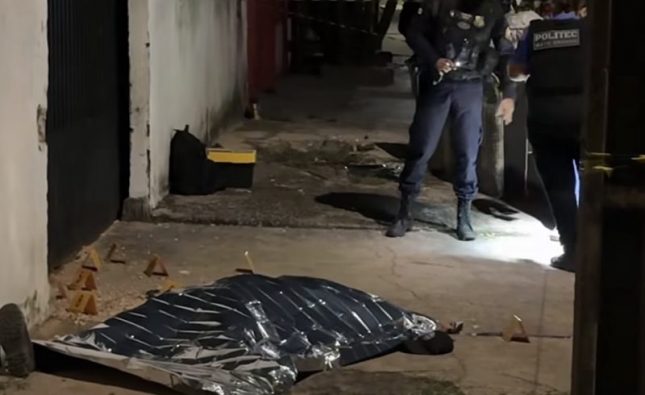 Homem é executado por pistoleiros com tiros à queima roupa na calçada em MT; vídeo