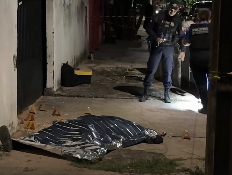 Homem é executado por pistoleiros com tiros à queima roupa na calçada em MT; vídeo