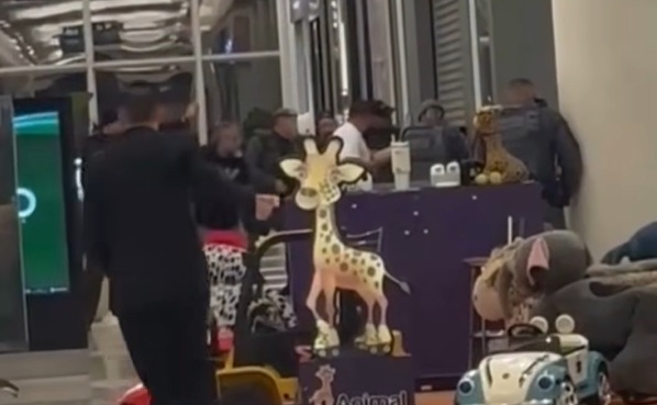 Homem invade shopping, mata ex a facadas e tenta se matar; vídeos