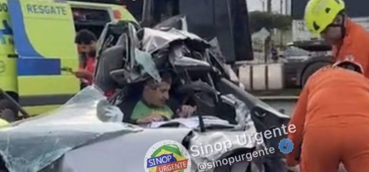 Impressionante: Colisão violenta deixa carro destruído e vídeo mostra homem preso às ferragens na BR-163