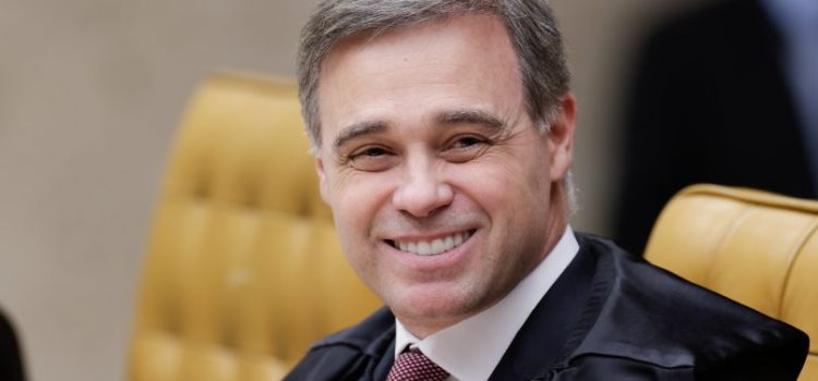 Mendonça manda Alcolumbre entregar dados de Vorcaro à CPI