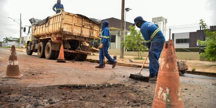 Mesmo com chuvas, gestão Cláudio mantém ritmo forte no tapa-buracos em corredores essenciais