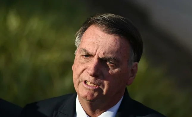 Após melhora, Bolsonaro deixa UTI e vai para unidade semi-intensiva