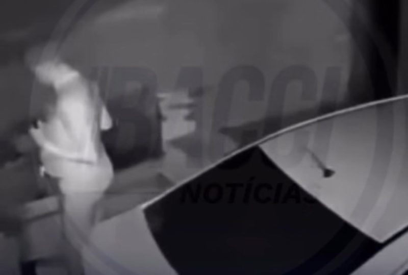 Pastor é flagrado mais uma vez de calcinha em suposto momento íntimo com morador de rua; assista