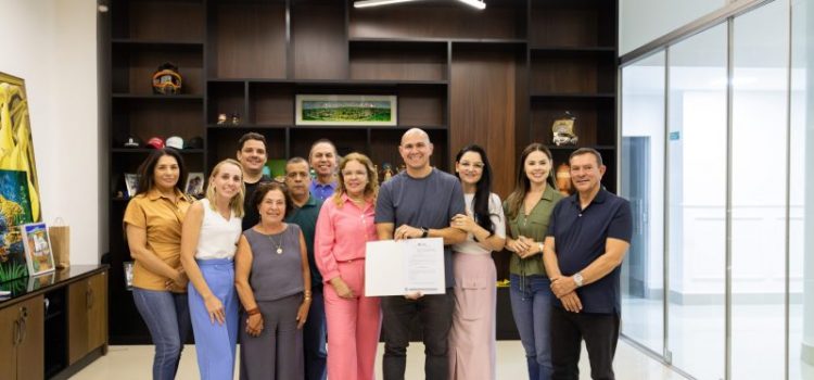 Prefeito Abilio sanciona leis que melhoram auxílio-maternidade e isenta IPTU em ruas sem asfalto