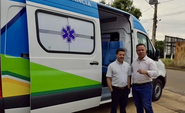 Prefeito Cláudio comemora entrega de ambulância com emenda do vereador Felipe Horta; vídeo