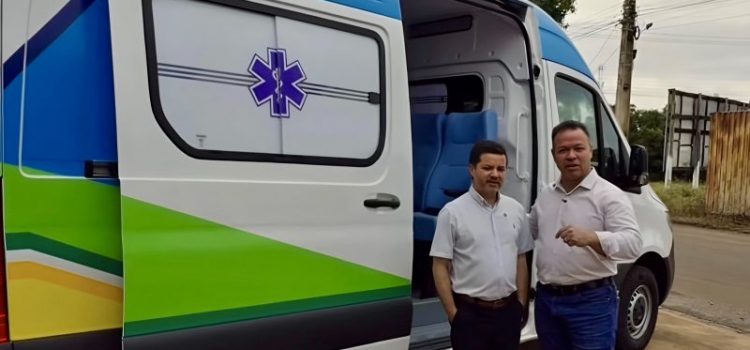 Prefeito Cláudio comemora entrega de ambulância com emenda do vereador Felipe Horta; vídeo