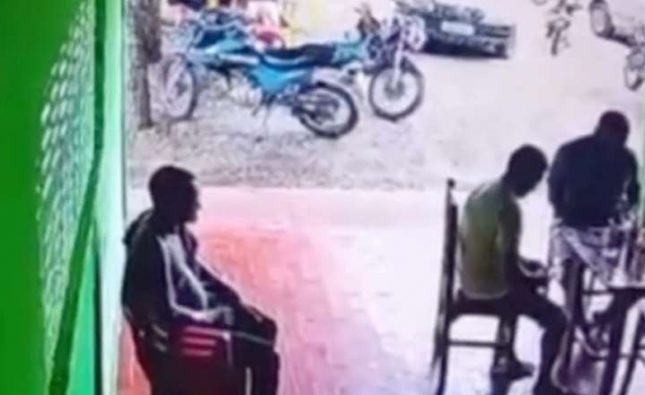 ‘Último drink’: assista o momento em que mototaxista é morto a tiros em bar; veja vídeo