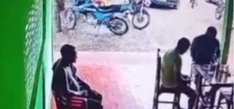 ‘Último drink’: assista o momento em que mototaxista é morto a tiros em bar; veja vídeo