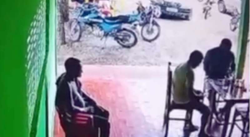‘Último drink’: assista o momento em que mototaxista é morto a tiros em bar; veja vídeo