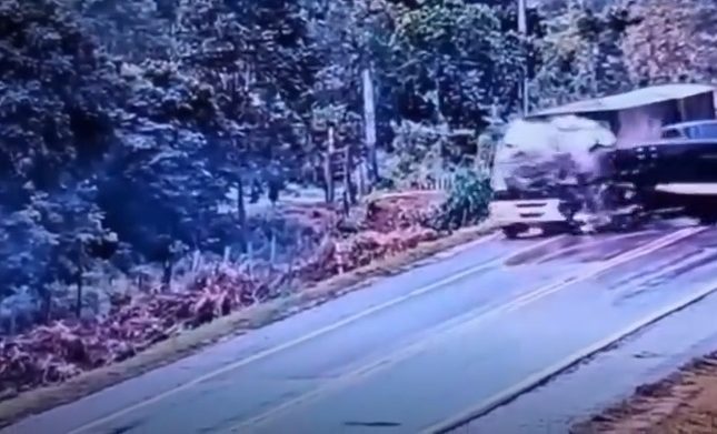 Vídeo forte mostra momento em que guincho escorrega, colide e mata caminhoneiro na BR-364
