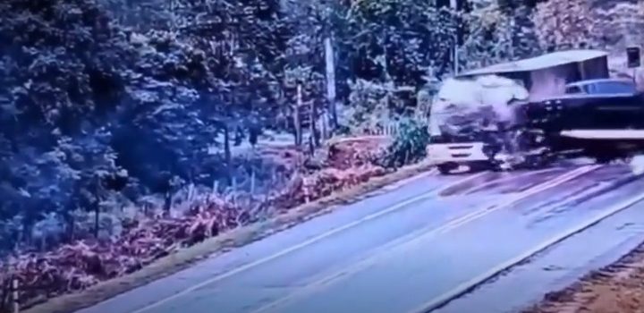Vídeo forte mostra momento em que guincho escorrega, colide e mata caminhoneiro na BR-364