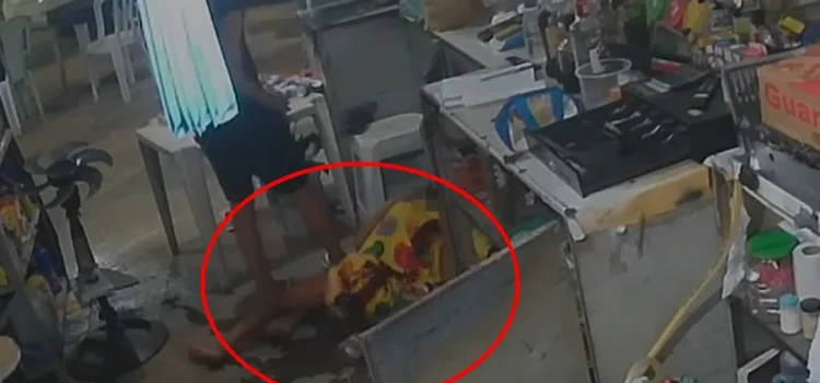 Vídeo mostra ataque a tiros em bar e PM confirma um morto e criança ferida