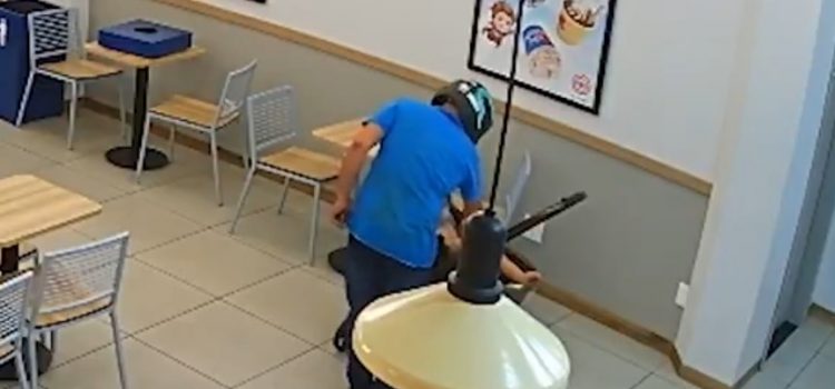 Vídeo mostra bandido furtando celular da mão de bebê dentro de sorveteria em MT