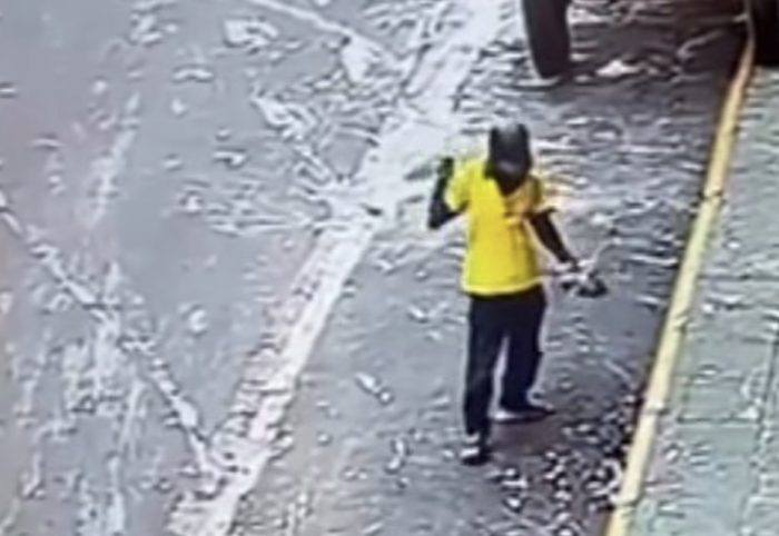 Vídeo mostra homem depenando pomba viva e a comendo na calçada de rodoviária em MT