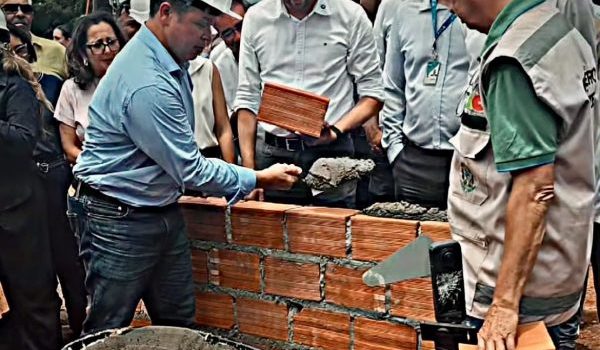 Vídeo mostra prefeito Cláudio Ferreira dando início às obras da nova Policlínica